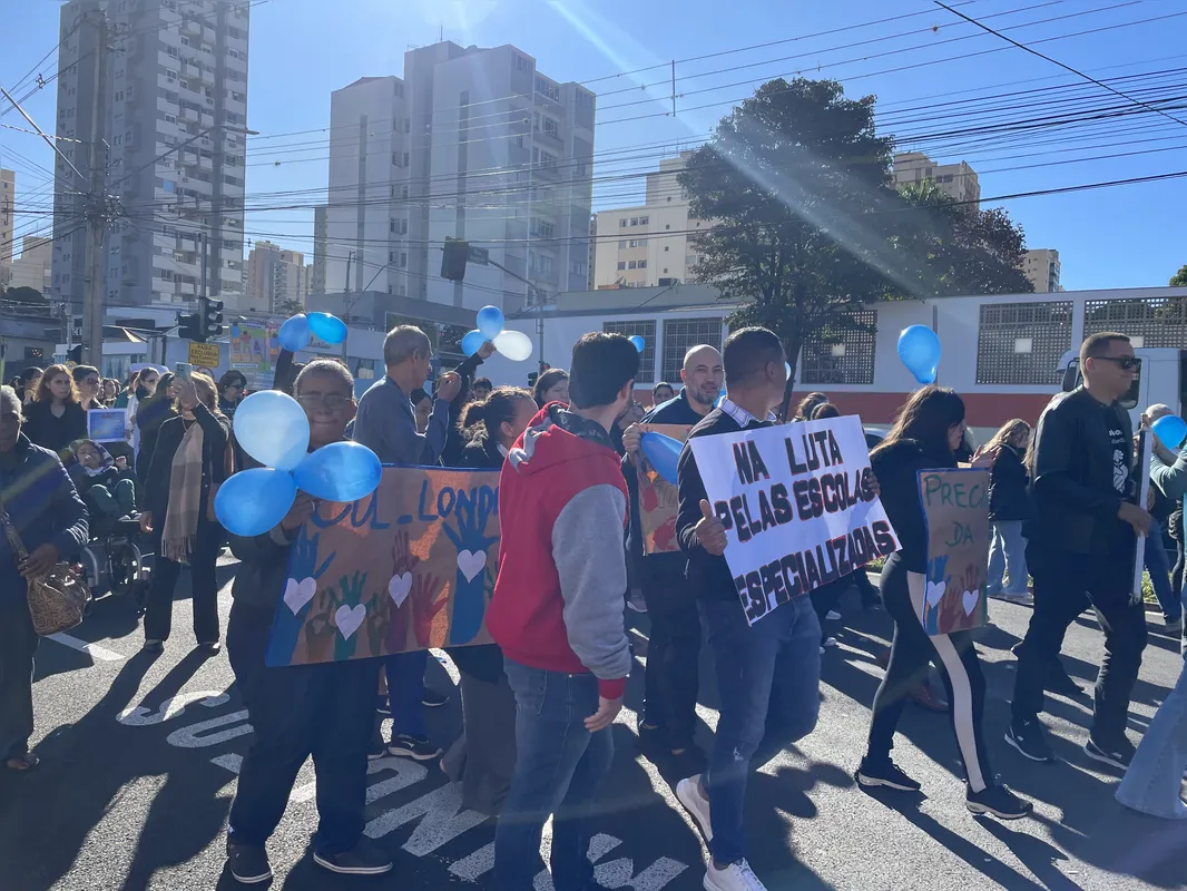 Imagem ilustrativa da imagem Comunidade escolar faz manifestação em Londrina a favor das Apaes