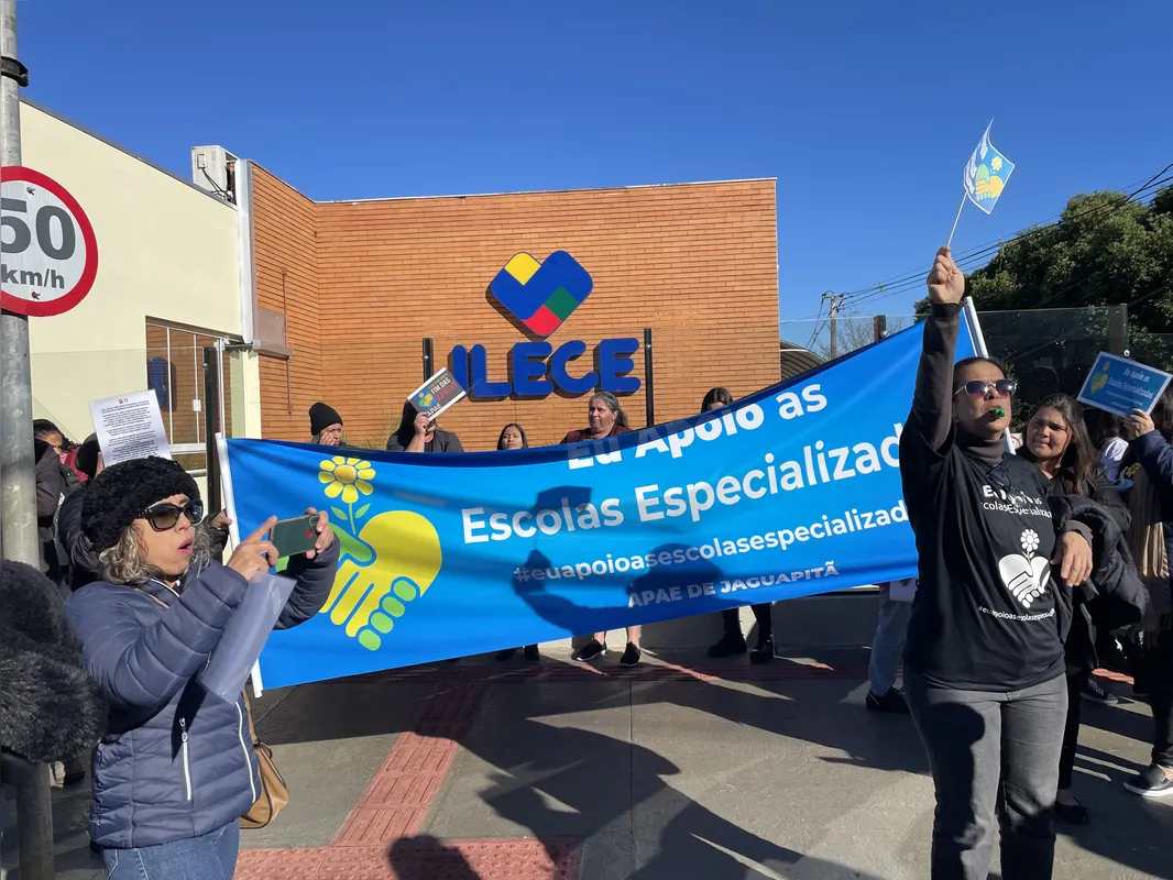 Imagem ilustrativa da imagem Comunidade escolar faz manifestação em Londrina a favor das Apaes