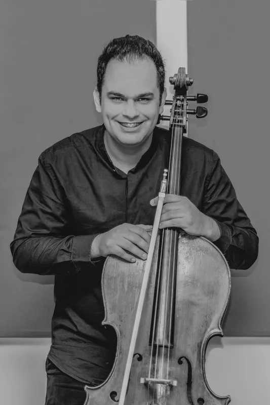 O violoncelista Rafael Cesário, que já se apresentou com importantes orquestras, será o solista do concerto da Osuel