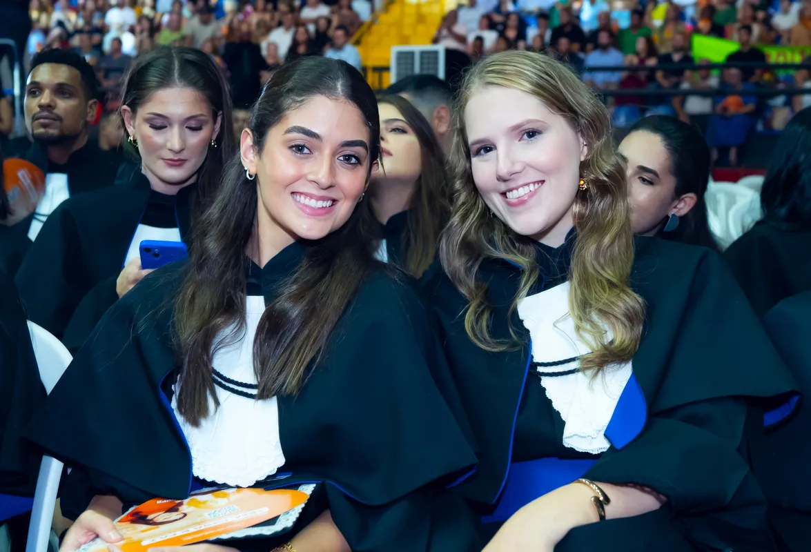 Anna Clara Lunas e Sarah Girotto na bonita formatura no Moringão