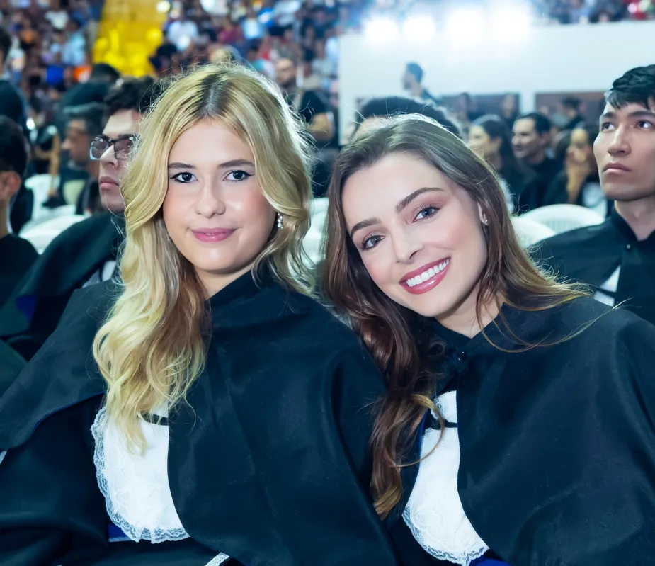 As formandas Isabelle Álvares e Isadora Carandina
