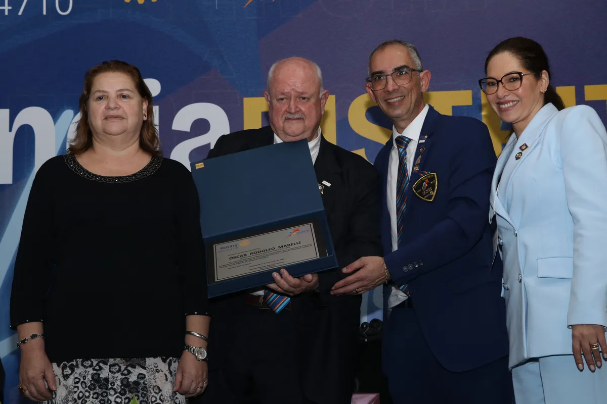 O argentino Oscar Rodolfo Marelli, representante do Rotary na Conferência, Nivea Martelli, Renato Rezende Egea (governador que passou o cargo) e Franciane Andreata Egea