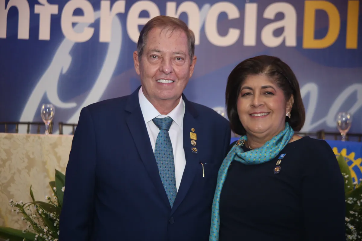Irma Alves Meneghel Paiva, nova governadora, e Armando Meneghel Paiva. O casal de rotarianos é de Bandeirantes