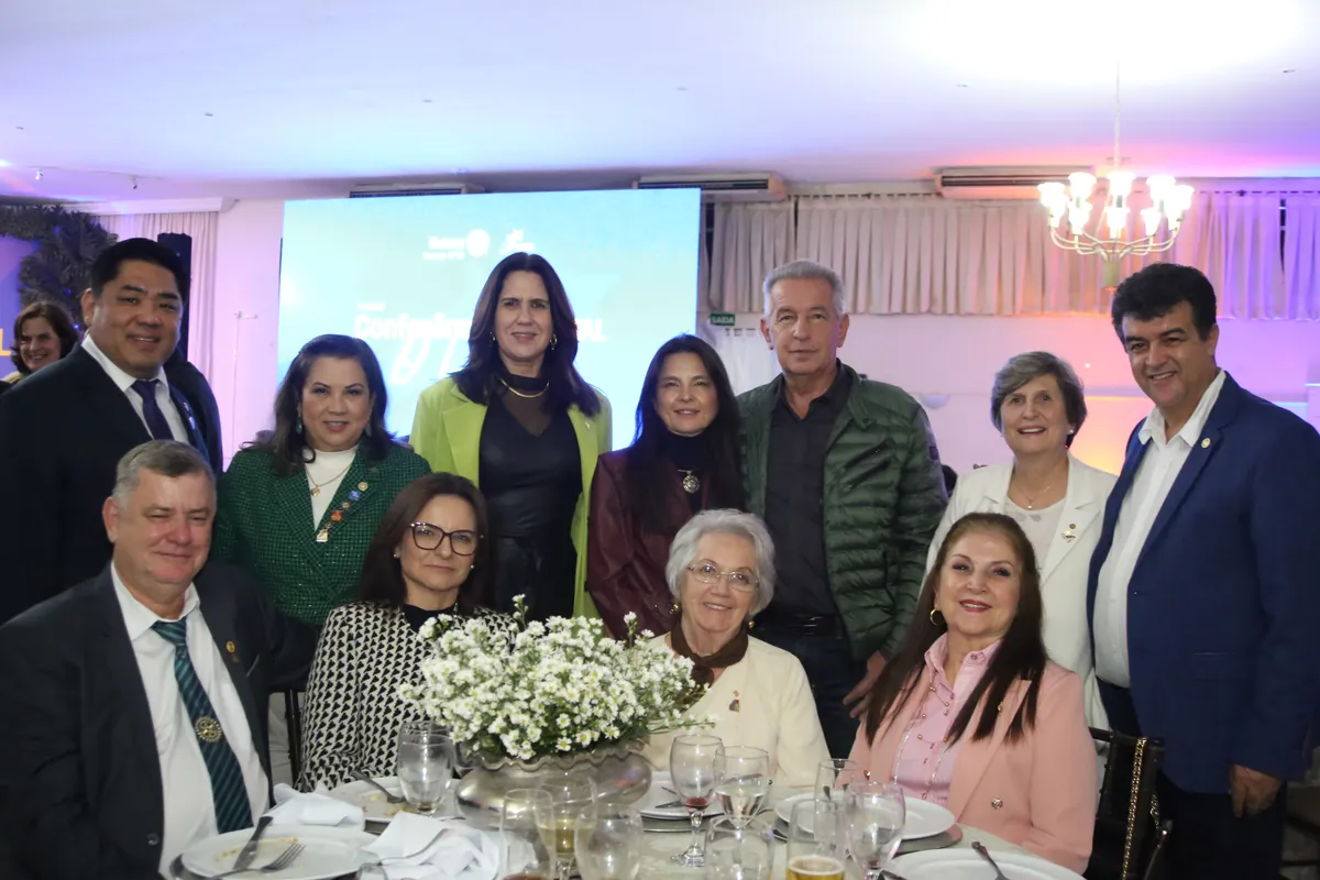 Nedson e Maria Luiza Samulesson (RC Apucarana), Zenilda dos Santos Souza e Maria B. Zanoni (RC Andirá); e em pé, Alexandre Yamaue (RCL Alvorada), Leônidas Araújo (RC Bandeirantes), Wanessa Amaral (RC Andirá ), Liria Cheida Bonancin e Mario Bonancin (RC Andirá), Arlene Dias (RC Andirá) e Alex Gonçalves (RCL Alvorada)