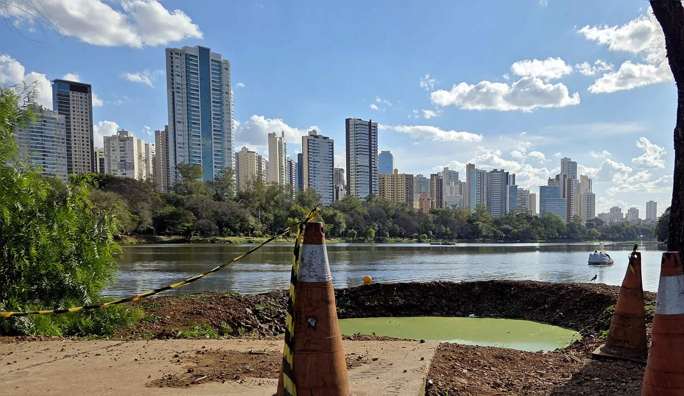 A Secretaria de Obras construiu uma ensecadeira provisória, o que tem mantido a água estável e chamado a atenção de quem passa pelo local.
