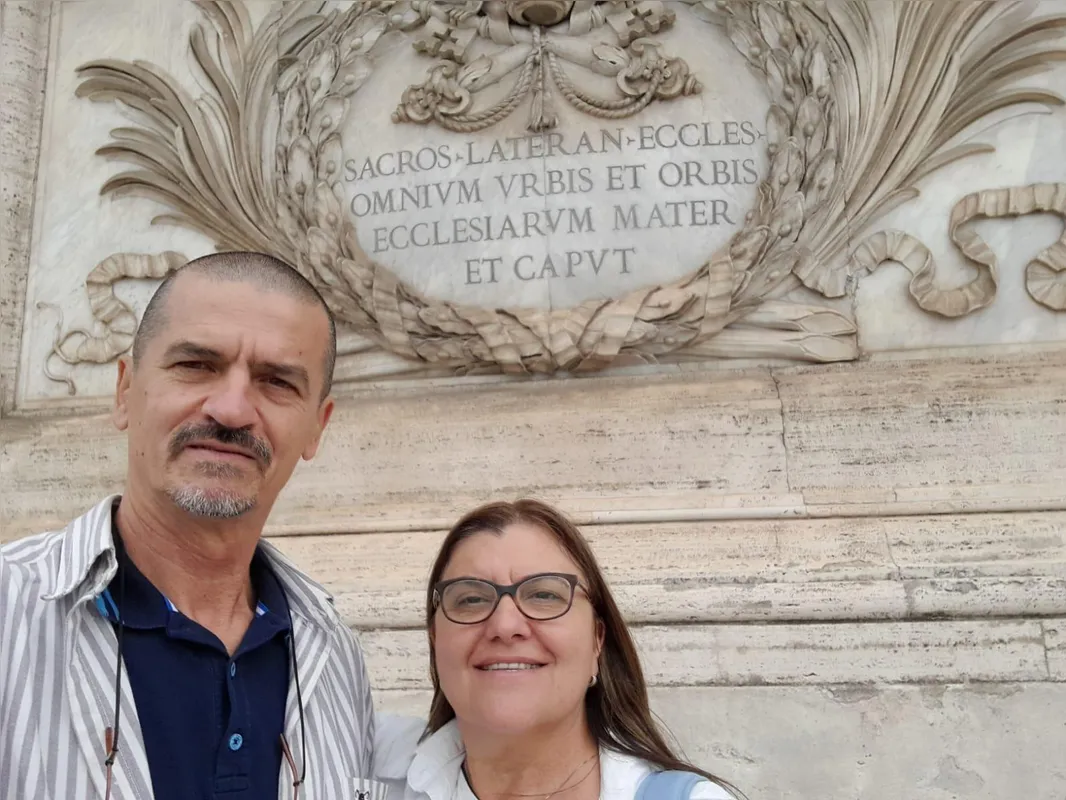 Luiz Augusto e Fatima Loredo em frente à catedral de São João de Latrão, em Roma.