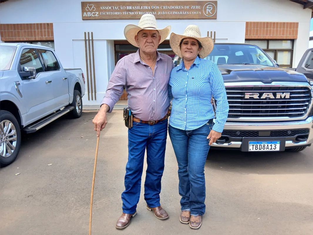 O casal Dirceu Batista Ribeiro e Neide Camargo, de Jataizinho, não dispensa o estilo agro, ele capricha na bainha para uma faca de aço com cabo de alpaca