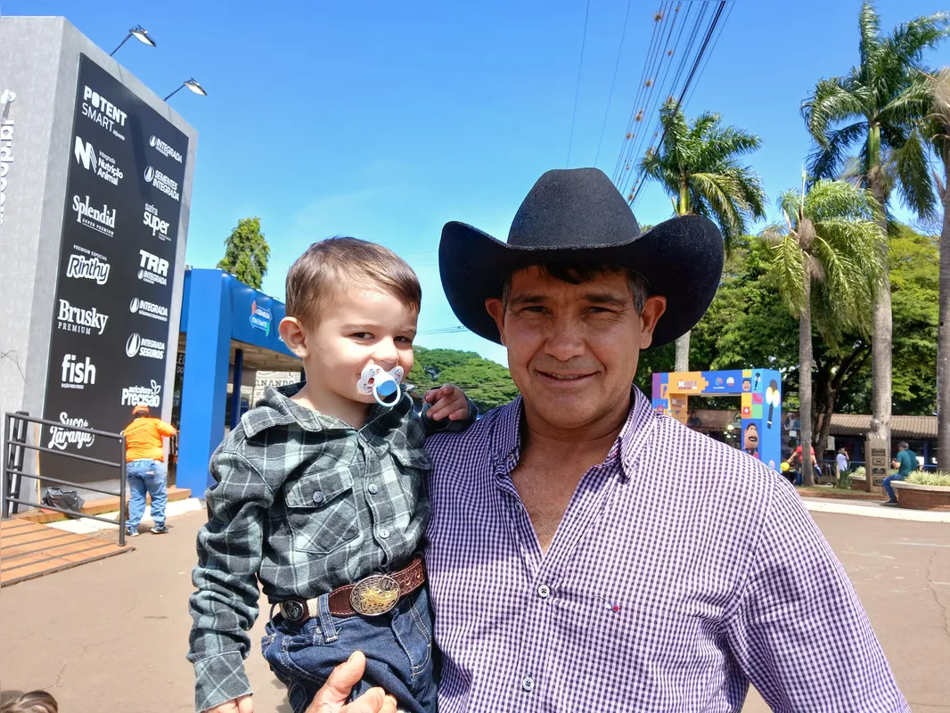 Valdinei Dias de Souza, de Astorga, visitou a ExpoLondrina com o neto Antonio, de bota e cinturão