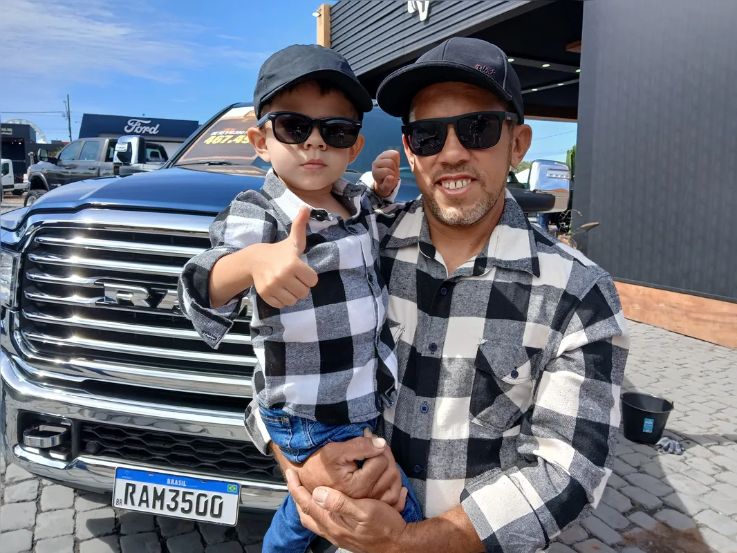 Isaías Freitas França e o filho Noah de camisa de xadrez para entrar no clima da Exposição