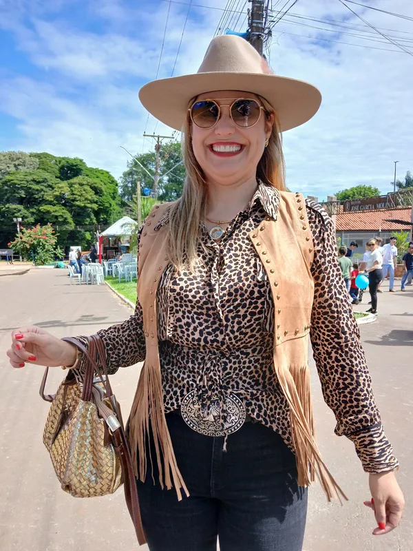 A médica Marila Mariotto, de Ourinhos, veio a ExpoLondrina com os pais e caprichou no look com colete de franjas e cinturão