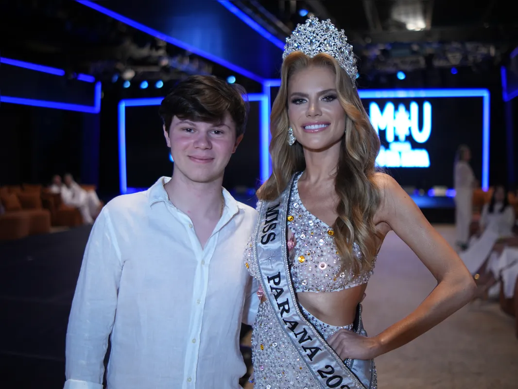 Douglas Ferro Neto, que integrou o júri, com a Miss Universe Paraná 2025, Paula Assunção, que passou a faixa