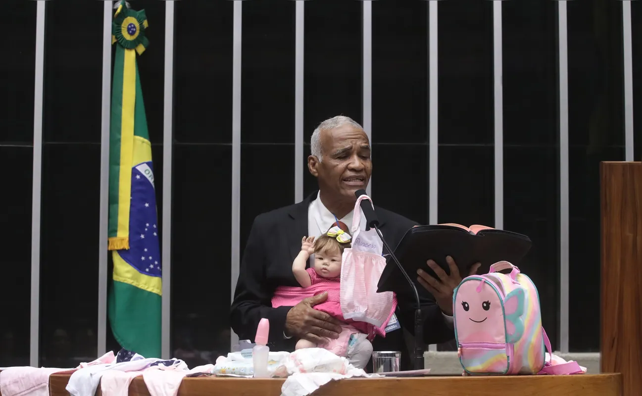 "Estou aqui com minha neta, bebê ‘esborni’, sei lá como é o nome, para dizer ao Brasil que não é pecado", disse Pastor Sargento Isidório, segurando a boneca no colo.