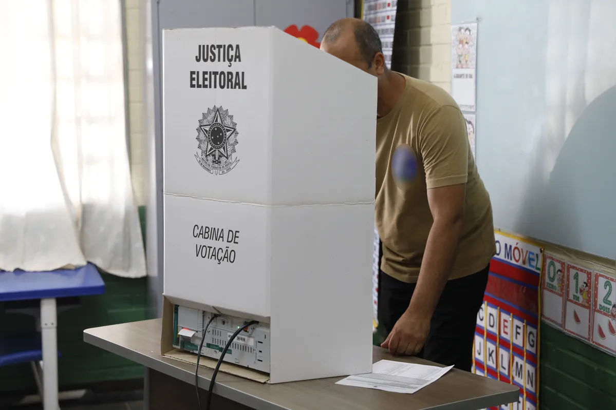 Na prática, além de extinguir a reeleição instituída também por emenda em 1997, a PEC unifica as datas de todas as eleições, que podem passar a ocorrer a cada cinco anos
