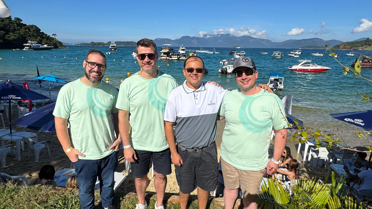 Allan e Andrey Picheth Cechelero, ao lado dos representantes da Ultraboats, Mychel Reis e Rodrigo Paim