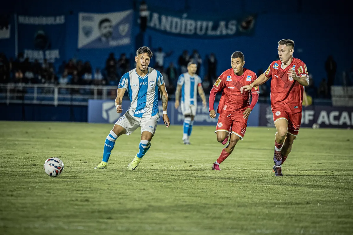 “Gostei muito do Pablo no jogo que vi. Um camisa 9 com uma boa relação com a bola. O Alison traz o peso da experiência, junto com o Wallace, o Sousa, caras que conhecem muito”, elogiou o técnico Roger Silva