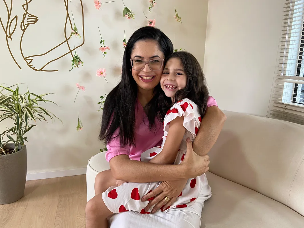 Monica Souza e a primogênita Manuela: "Vou ajudar a salvar vidas"