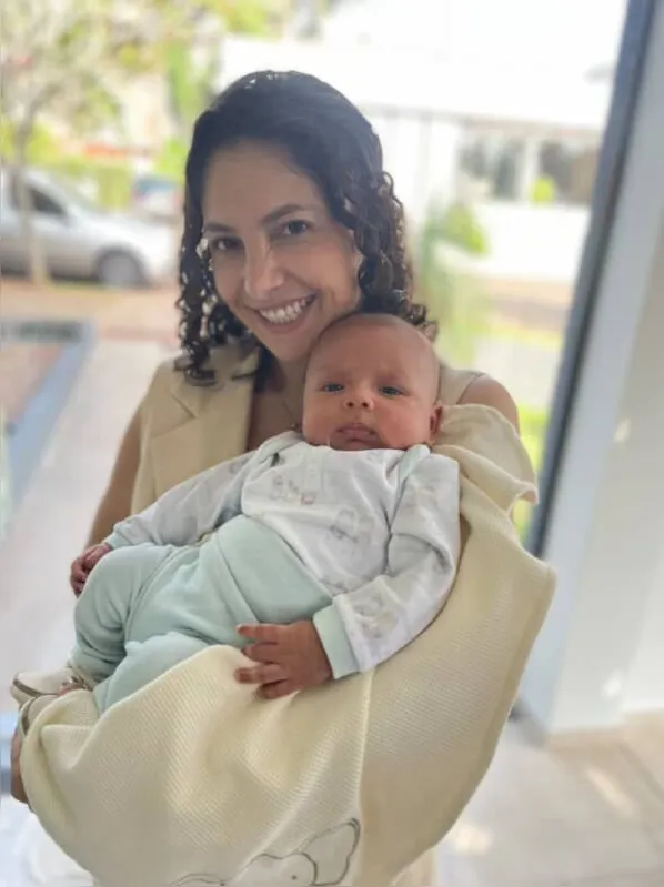 Patricia Pereira e o filho Liam: ajuda a mães e crianças que necessitam