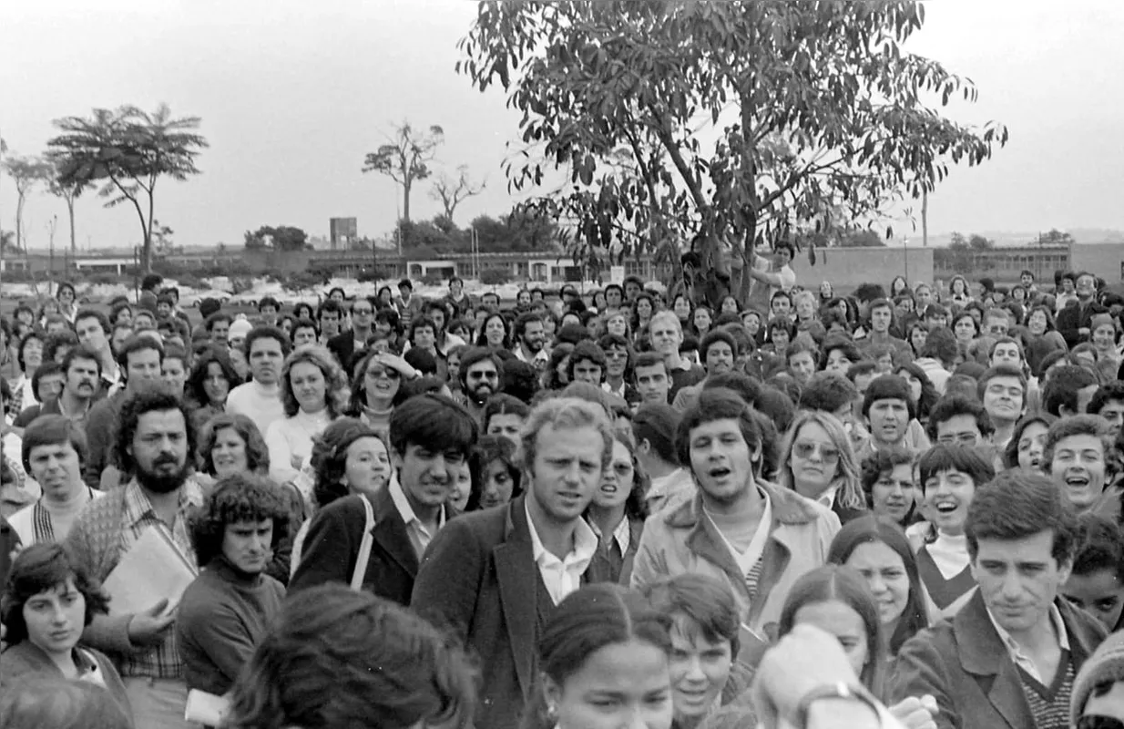 Entre os anos 70 e 80, o movimento estudantil reunia milhares de estudantes em manifestações articuladas pelo Poeira