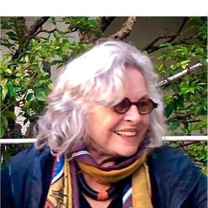 O documentário tem direção e roteiro da jornalista Célia Regina de Souza, que integrou o Poeira