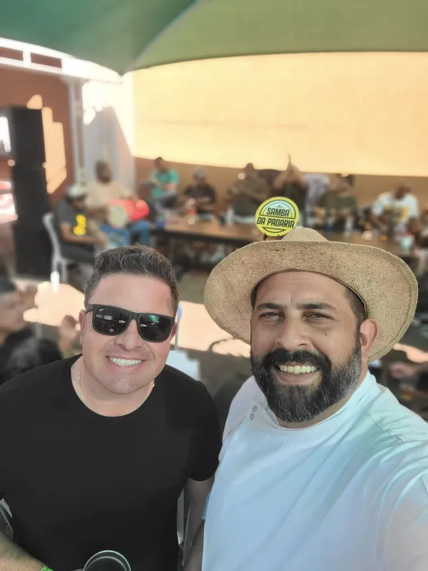 Helton Diniz, com o chef Junior da Silva, idealizador e organizador da primeira feijoada com samba do Mercadão da Prochet