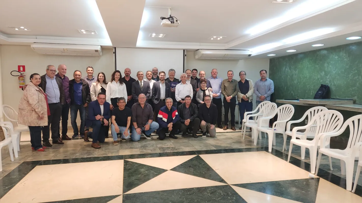 Integrantes do Fórum Desenvolve Londrina e o palestrante Júlio Takeshi Junior