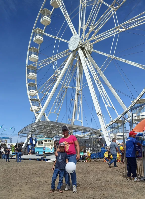 Victor Gabriel, seis anos, com a mãe, Karen Oliveira, realizou um sonho: andar na roda gigante