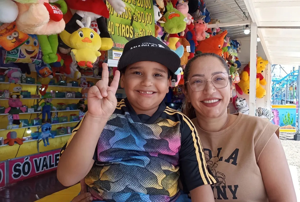 Henrique Souza, seis anos, e Viviane Aparecida de Souza, de Arapongas: o importante é acertar o alvo