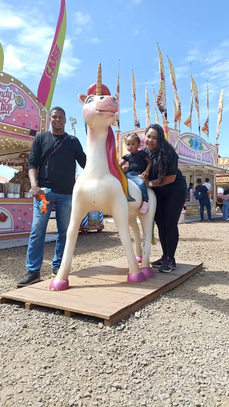 Lidia dos Santos e Reinaldo André: parque de diversões proporciona novidades para a filha Ester, de dois anos