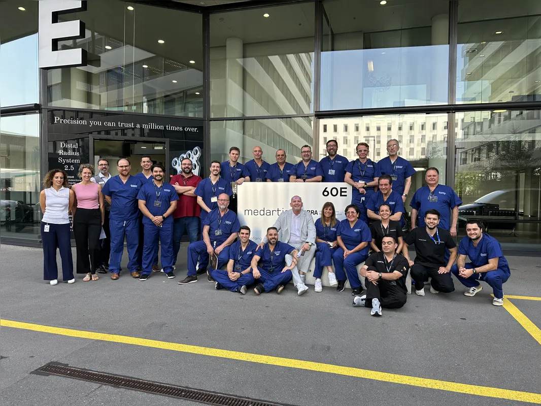 Dr. Diogo Alvino ao lado de colegas cirurgiões e equipe do IBRA, durante a especialização em Basel, Suíça.