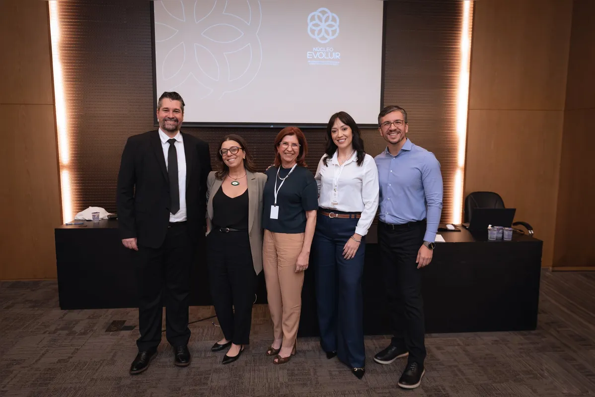 Palestrantes: O advogado Lucas Arambul Bana, a psicóloga Silvia Rocha, a diretora do Núcleo Evoluir, psicóloga Sephora Cordeiro, a mediadora do workshop, psicóloga Amanda Rossi, e o médico do trabalho Paulo Carvalho.