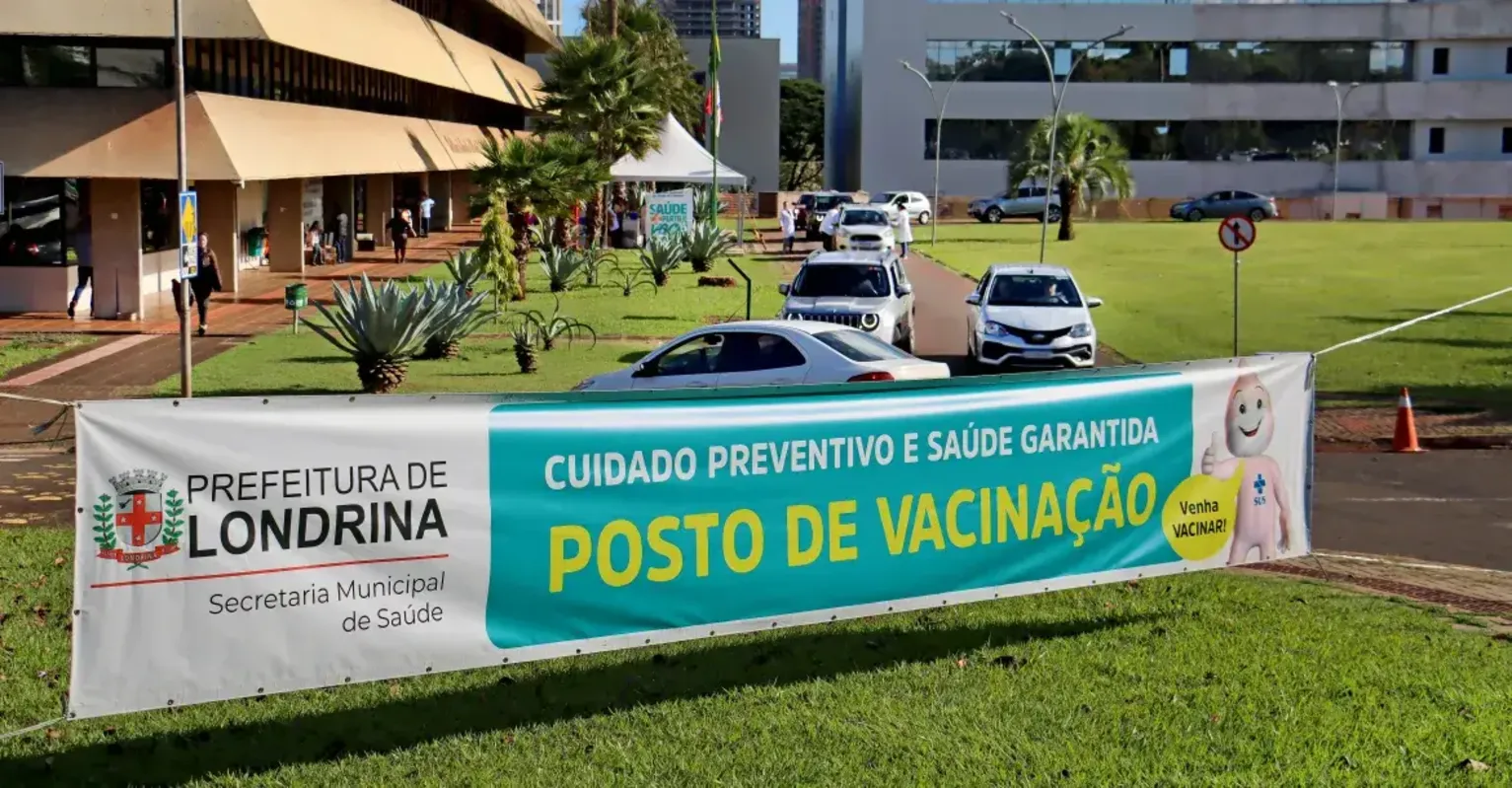 Imagem ilustrativa da imagem Drive-Thru de vacinação: Saúde aplica 1,8 mil doses na prefeitura