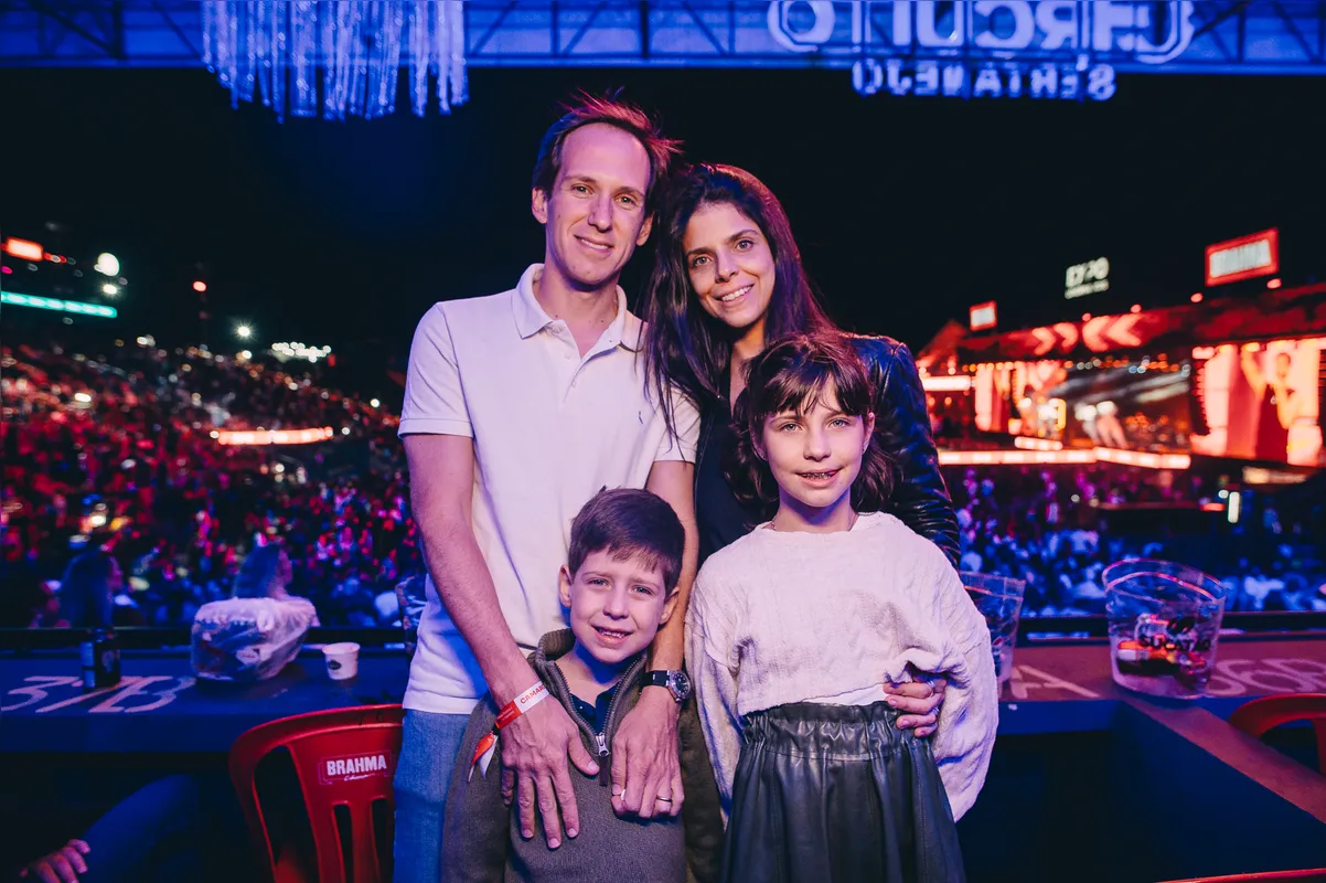 Felipe Prochet e Marianna Paoliello com os filhos