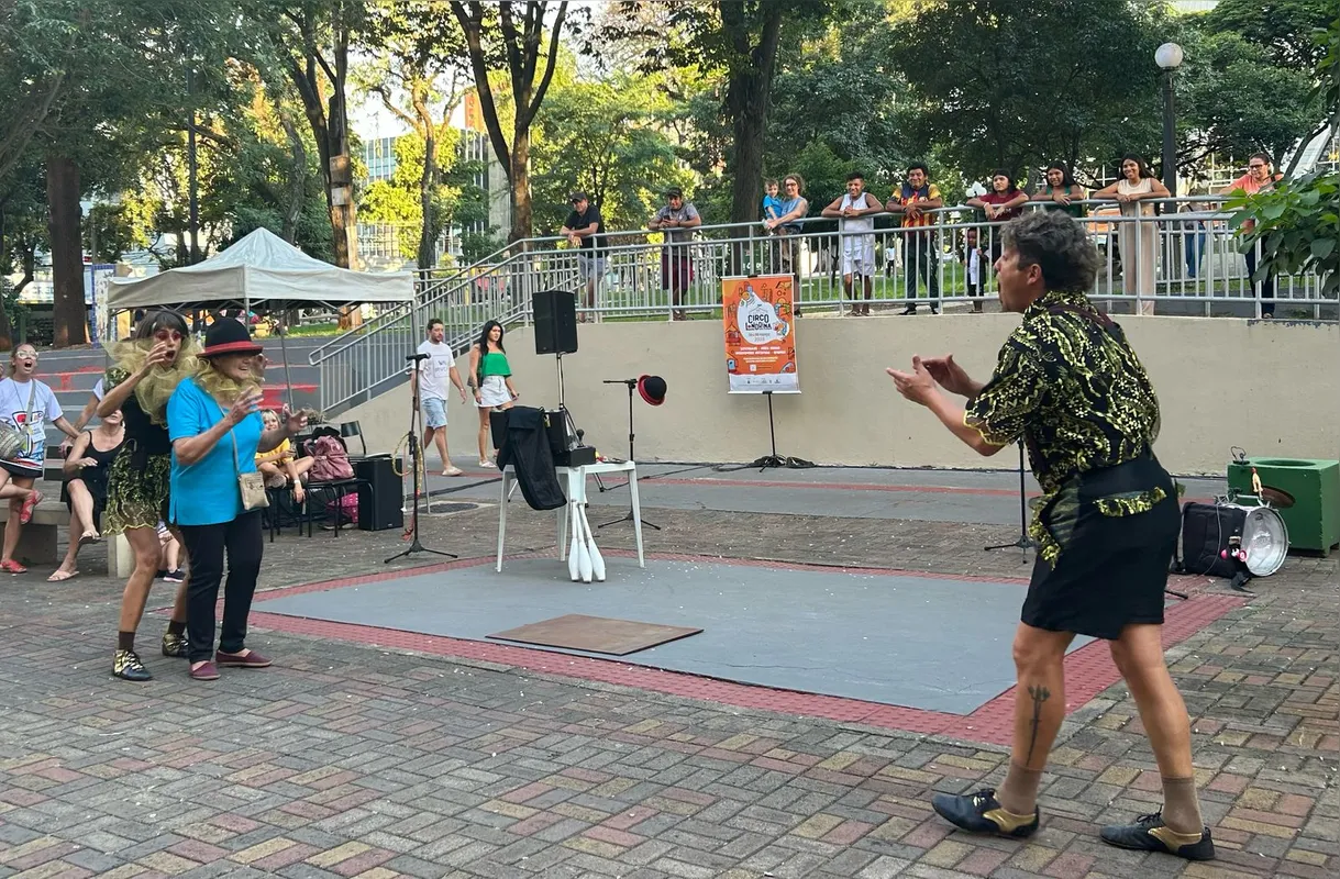 Público acompanha e interage com a performance na praça.