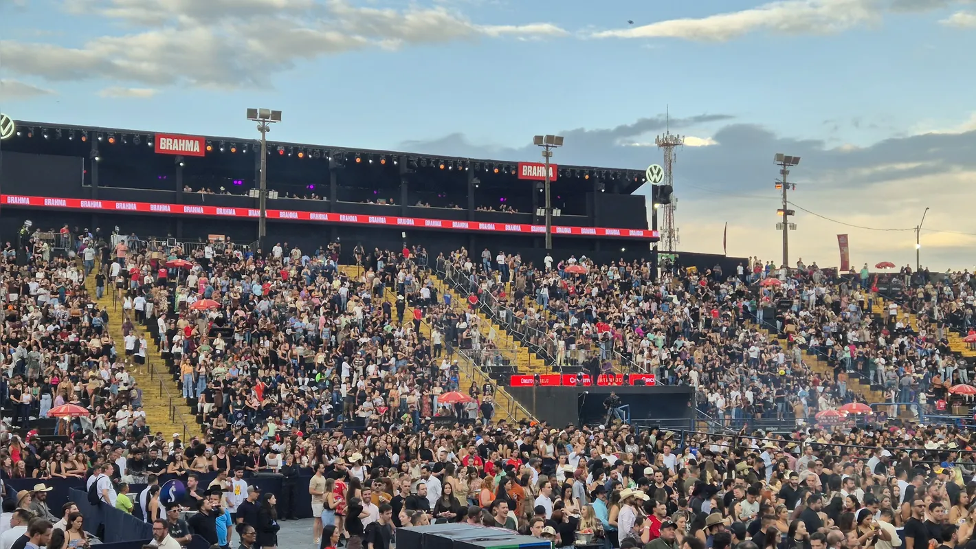 O público lotou, mais uma vez, a Arena de Shows do Parque Ney Braga no último Sunset da ExpoLondrina 2025