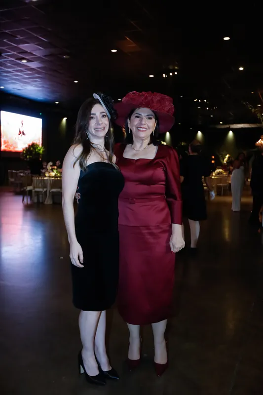 Thais Larissa Camilo Moreschi e Marinez Ferreira