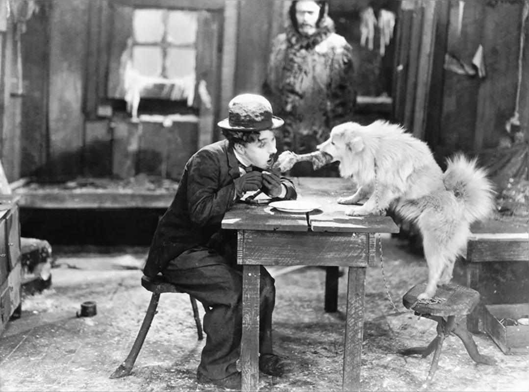 Charles Chaplin e Tom Murray (ao fundo) no clássico "Em Busca do Ouro" (1925)