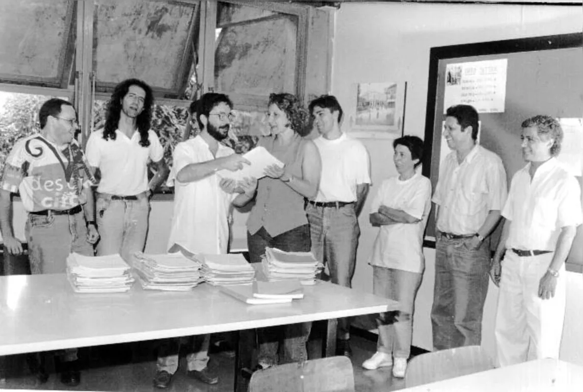 Anos 90: o professor Gilmar Arruda, coordenador do NDPH, já no campus da UEL, recebe doação de documentos sobre Londrina da professora Sonia Adum