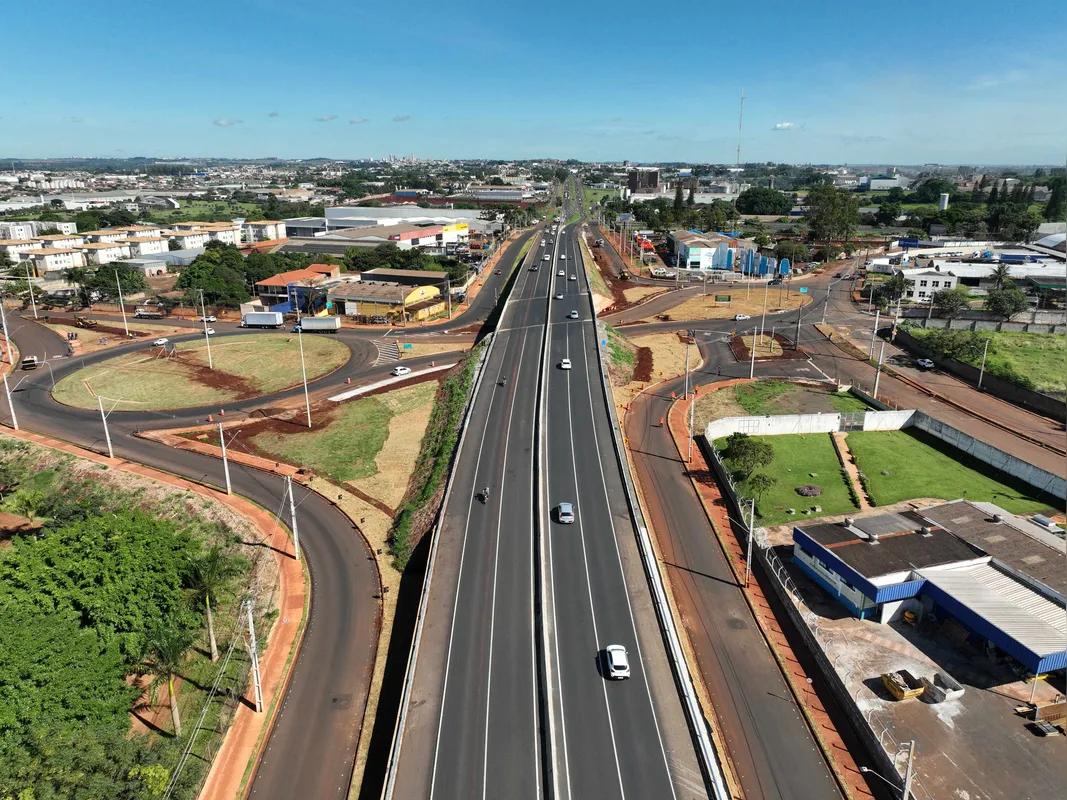 O viaduto dá acesso à Avenida Jockey Clube e Avenida das Indústrias, em Londrina