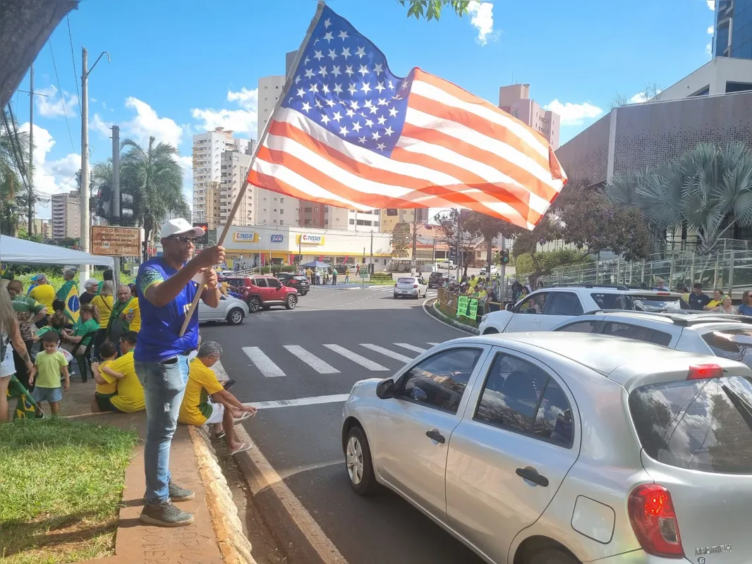 Imagem ilustrativa da imagem Em Londrina, manifestação pede anistia e 'fim da ditadura'