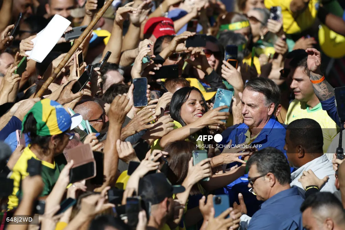 Imagem ilustrativa da imagem Em ato na Paulista, Bolsonaro imita slogan de Trump