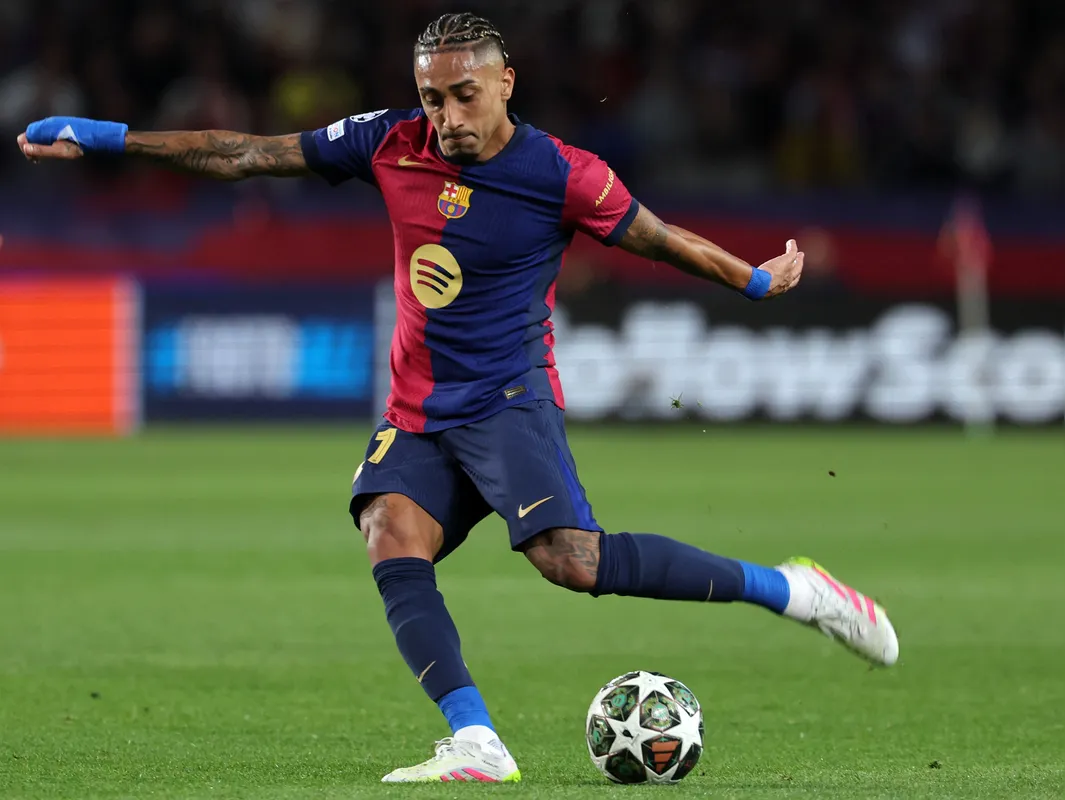 O brasileiro Raphinha marcou um golaço para o Barcelona e deixou tudo no confronto de ida
