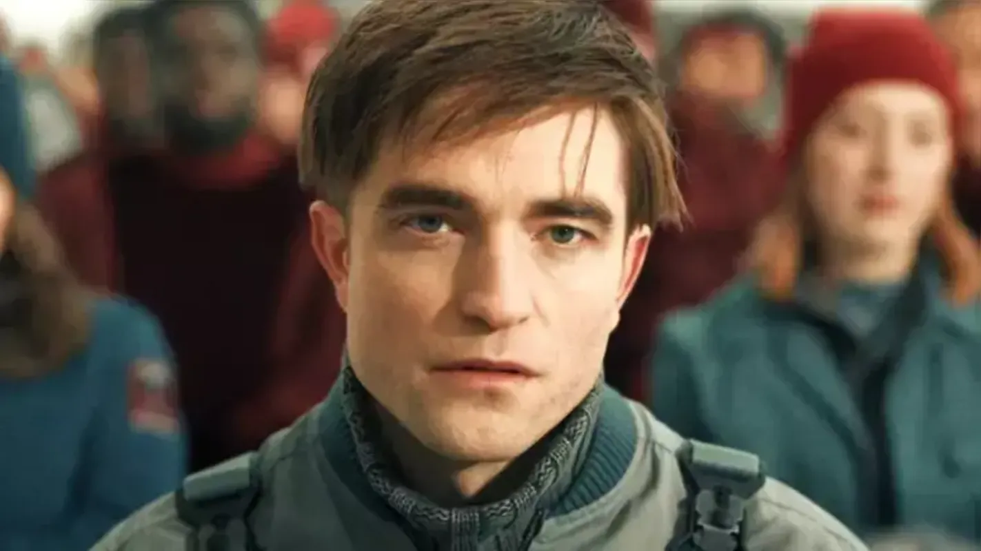 Robert Pattinson é o protagonista de "Michey 17" dando vida a dois clones de um sujeito condenado a morrer e a ressuscitar indefinidamente