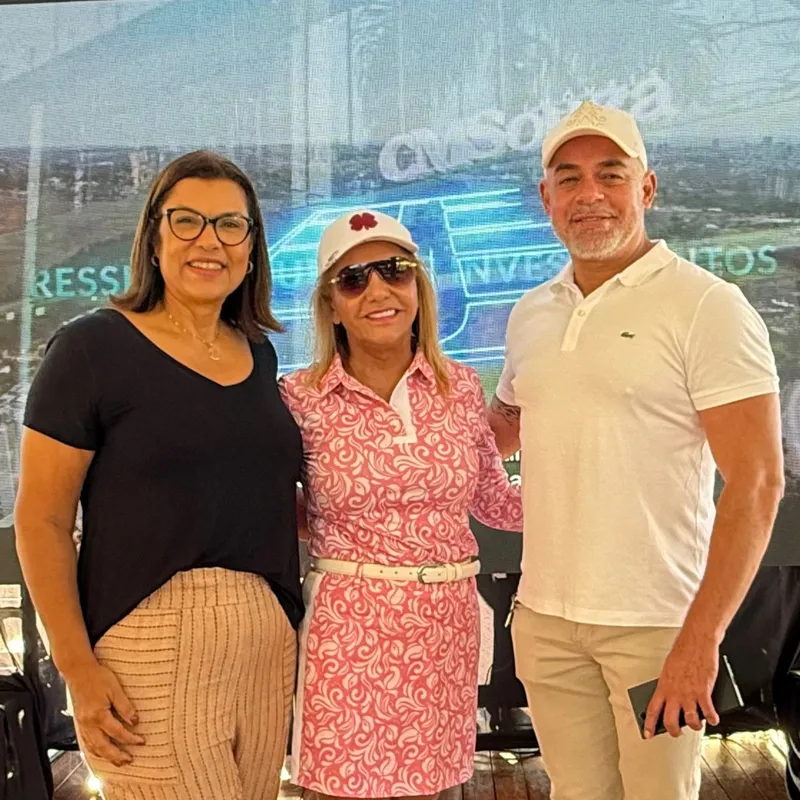 Maria Zelia de Oliveira (no centro da foto) com os founders da Real Estate Intelligence CM Souza, Celia Catussi e Cleber M. Souza