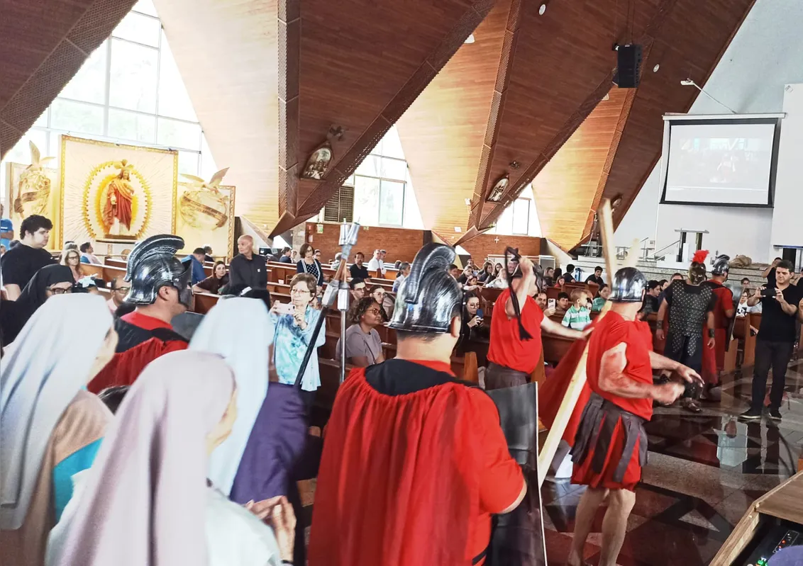 Imagem ilustrativa da imagem Encenação da Via Sacra e confissões renovam fé cristã