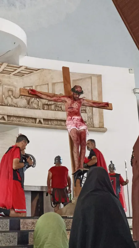 Imagem ilustrativa da imagem Encenação da Via Sacra e confissões renovam fé cristã