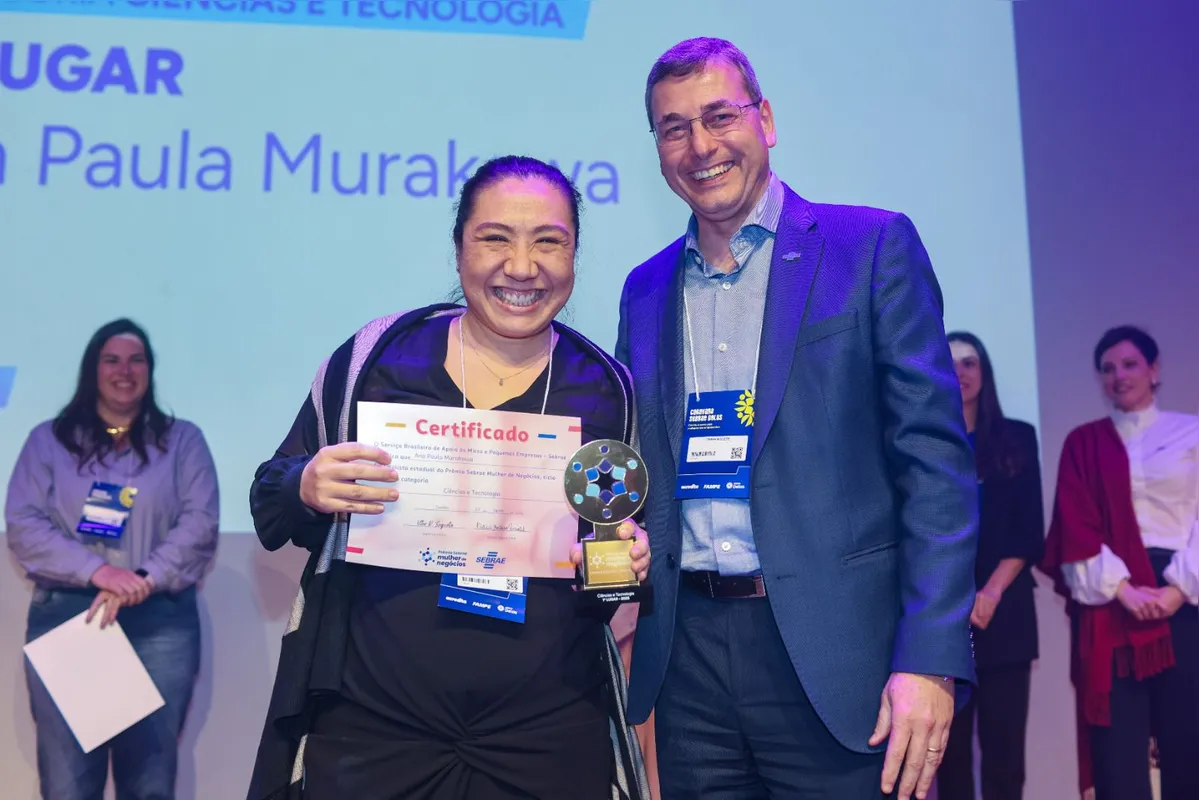 Ana Paula Murukawa recebe o prêmio do diretor-técnico do Sebrae/PR, César Rissete