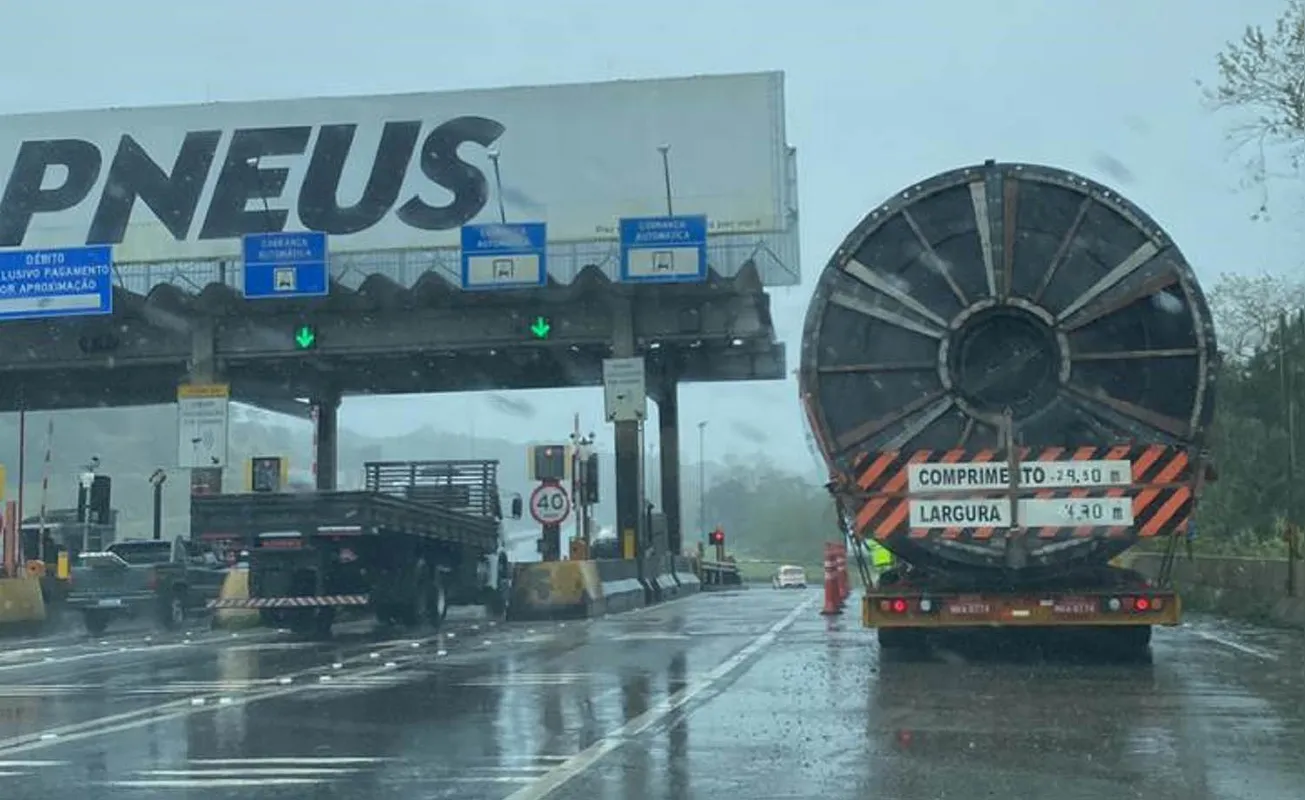 Imagem ilustrativa da imagem Equipamentos de 40t são transportados de SC para Sanepar em Londrina