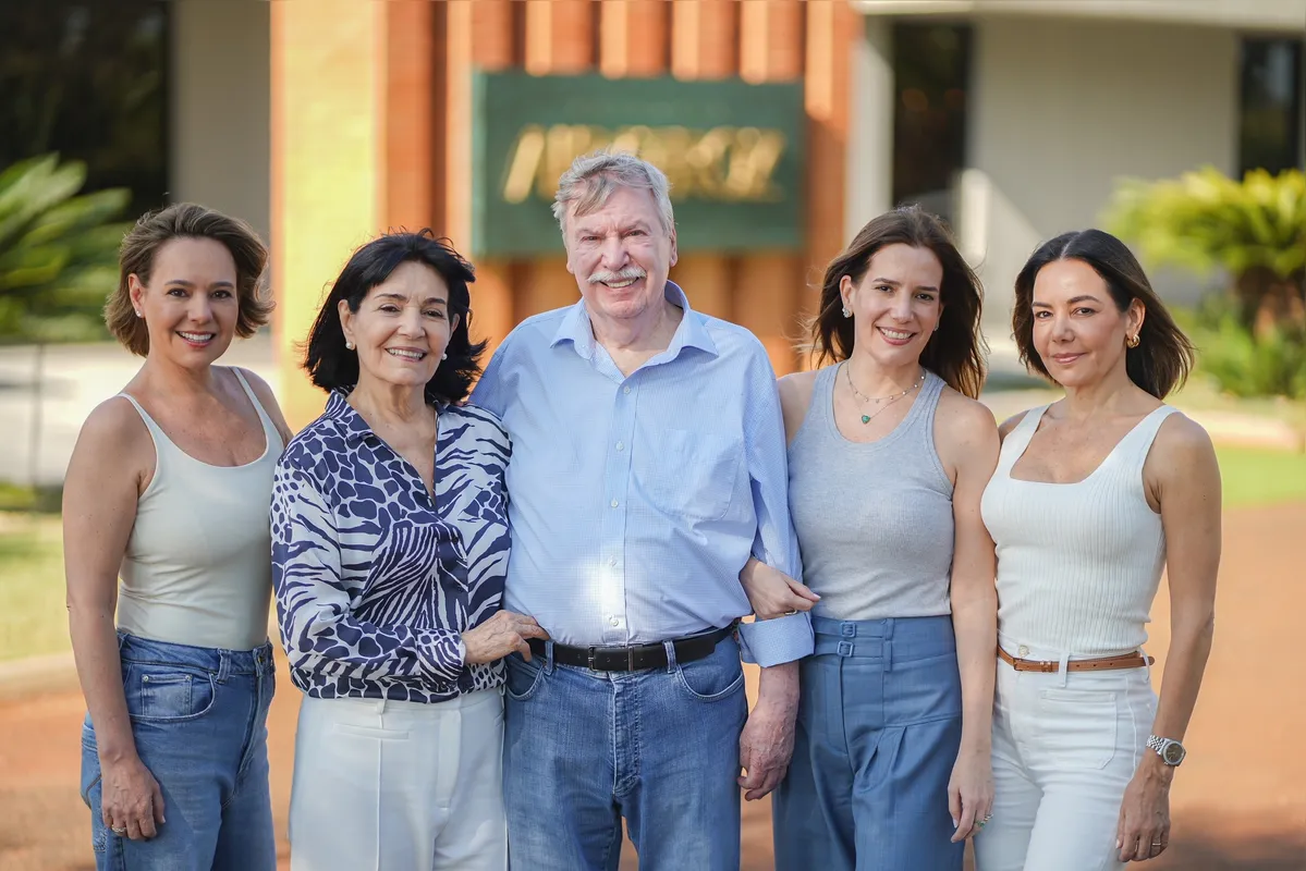 Fundador da Pitol Empreendimentos Imobiliários, Oswaldo Pitol com a esposa, Lourdes, e as filhas, Daniela, Juliana e Cristiana