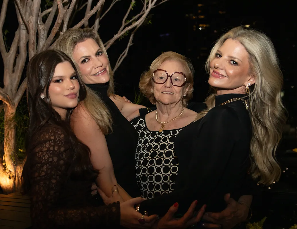 Foto em família: Marcela, Fernanda, Aurora e Paula Pogere