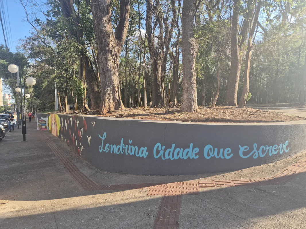 O slogan do evento nos muros do Bosque Central